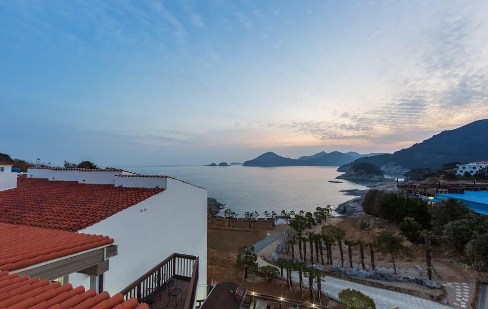 Windy Hill Resort Geoje Exterior photo