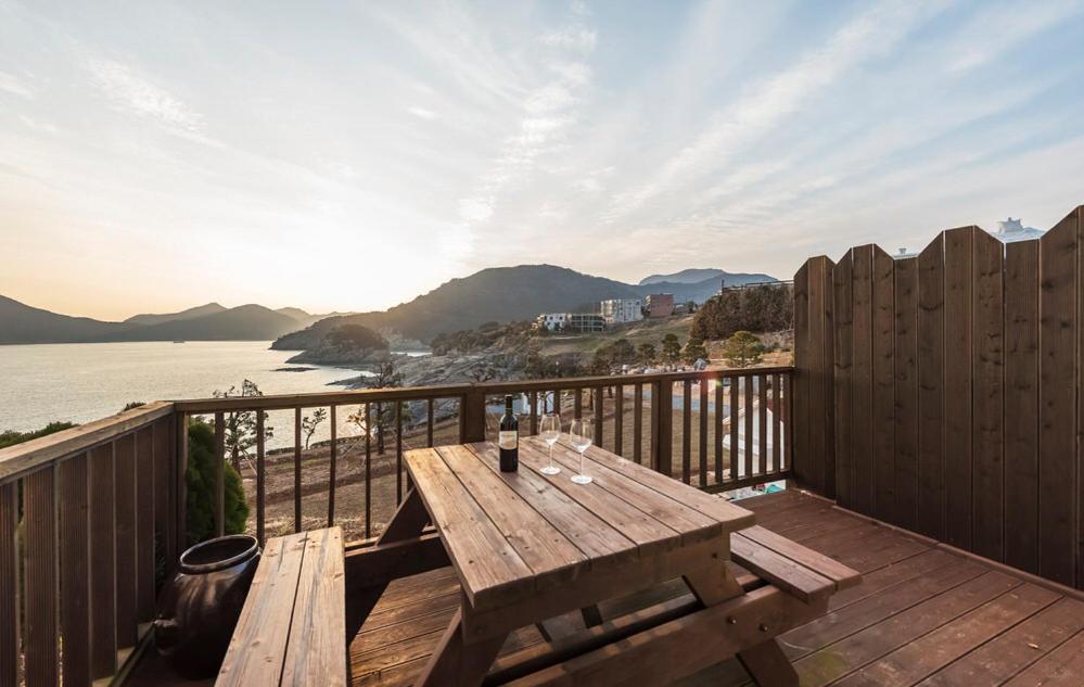 Windy Hill Resort Geoje Exterior photo